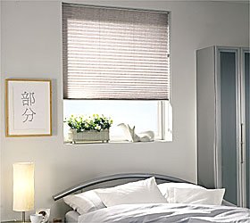 Freihängender Faltstore im Schlafzimmer