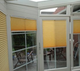 Plisseeanlagen an einer Fensterfront