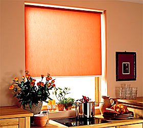 Orangefarbenes Rollo am Küchenfenster
