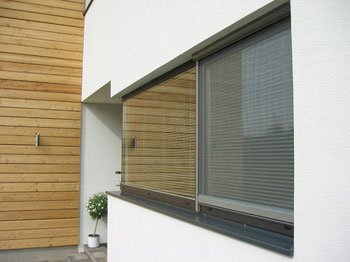 Insektenschutz-Spannrahmen am Fenster