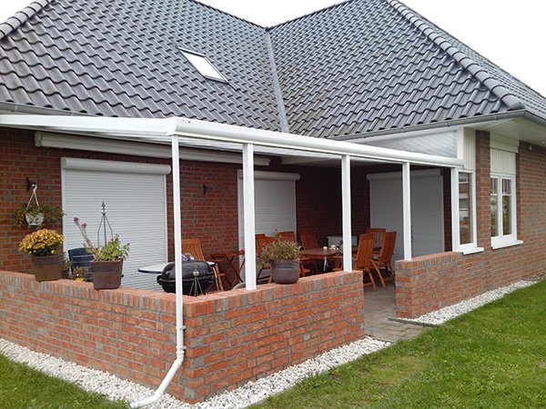 Einfamilienhaus mit Terrassendach und Rollläden
