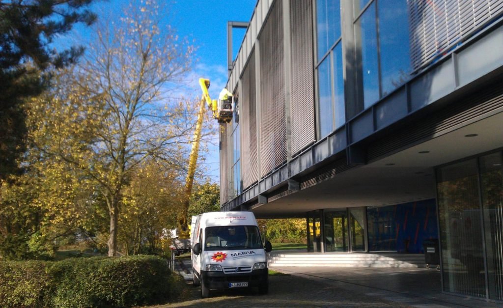 Servicewagen von MARIVA vor einem Gebäude mit Raffstoreanlagen