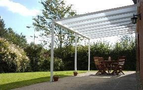 Terrassenüberdachung aus Aluminium und Doppelstegplatten im Garten